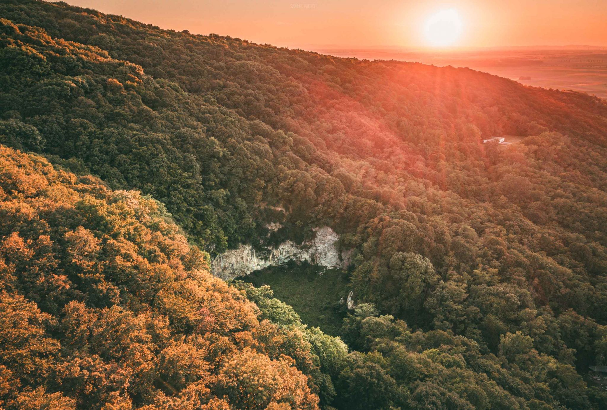 Západ slnka nad kameňolom
