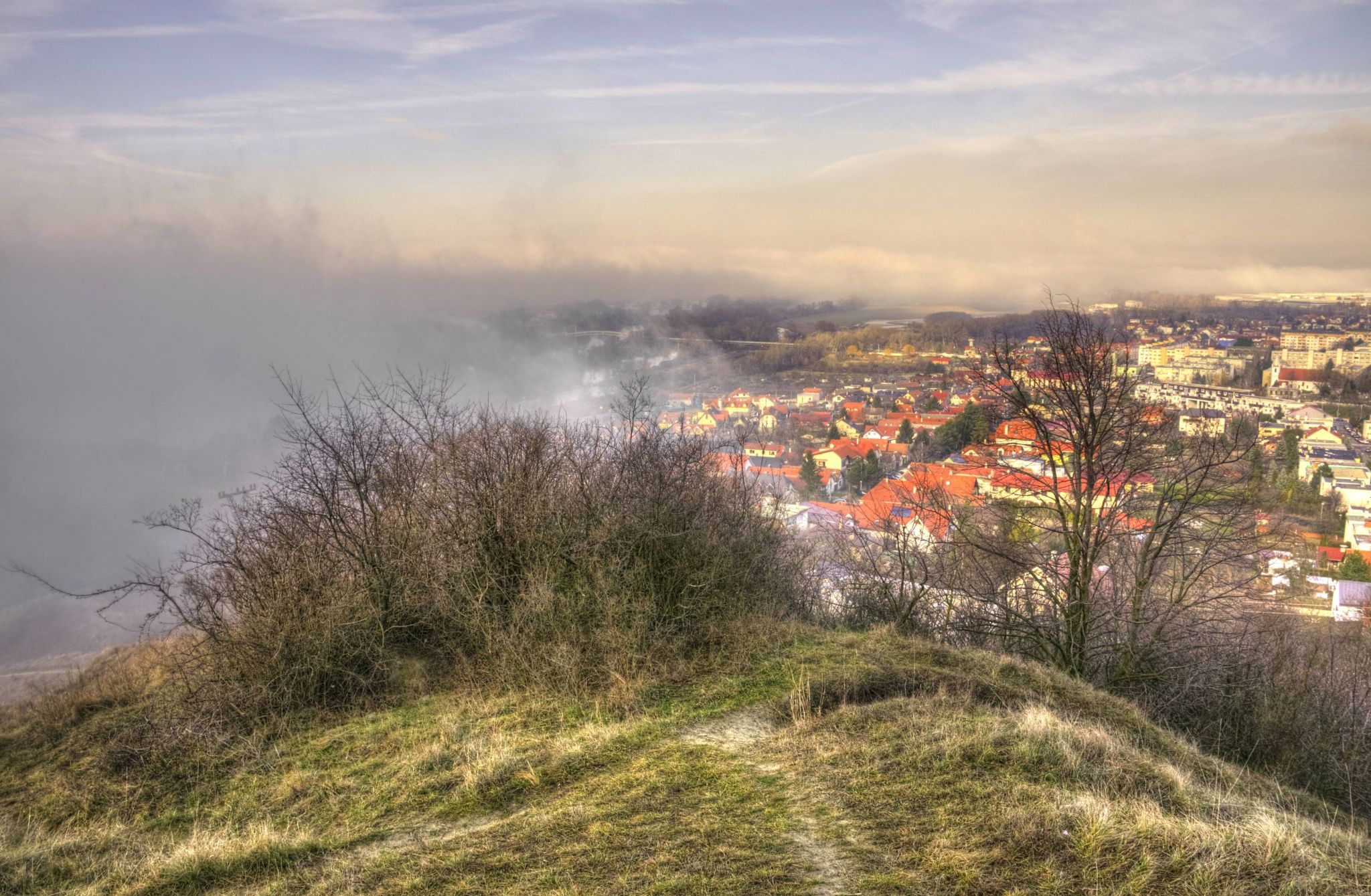 Devínska Nová Ves
Pohlad z vrchu Sandbergu
Kľúčové slová: krajina, dedina, obec, devínska, hmla,