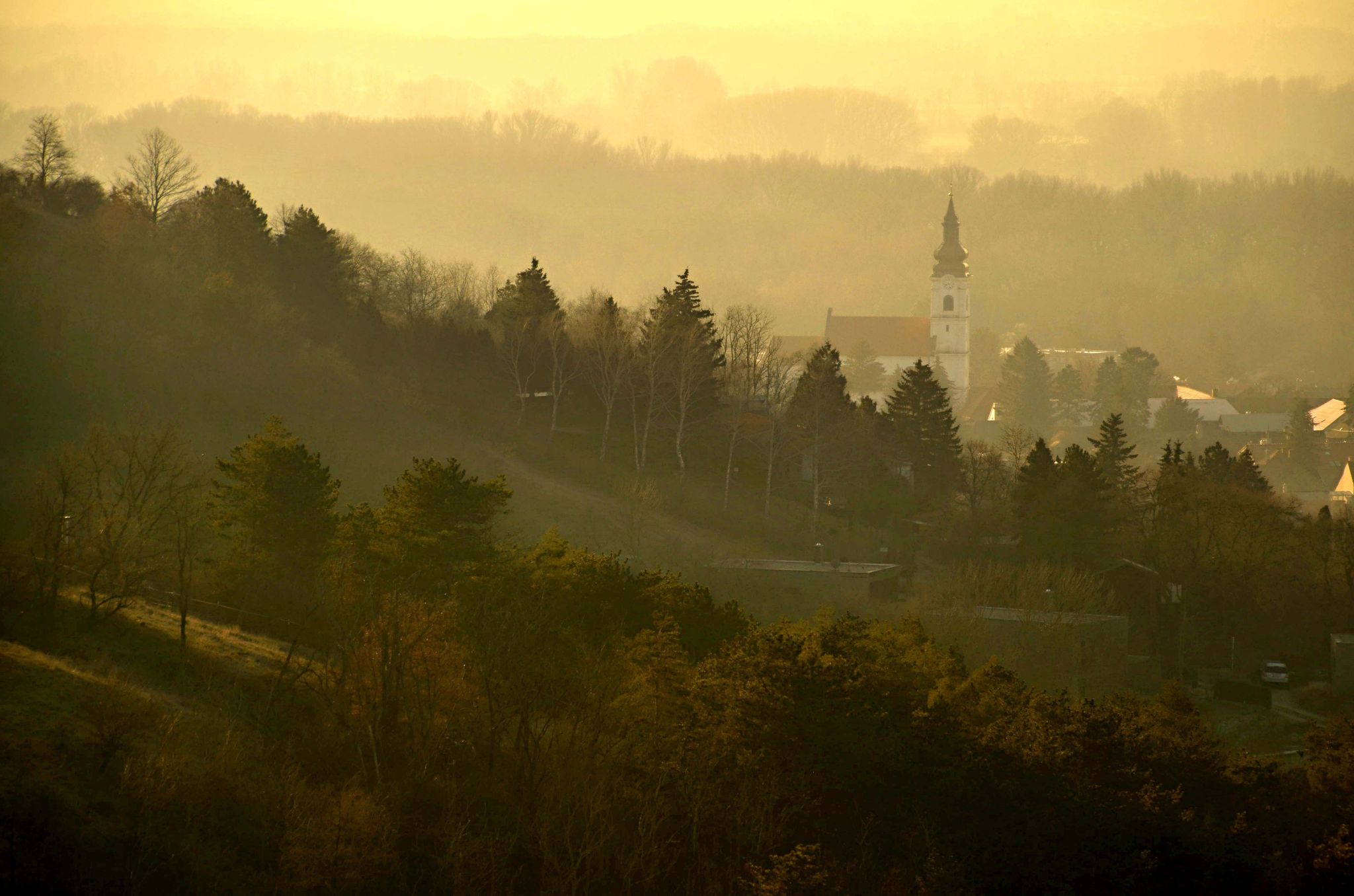 V rannom svetle
Ráno a kostol C&rila a Metoda v Devínskej 
Kľúčové slová: ráno, zlatá hodina, krajina