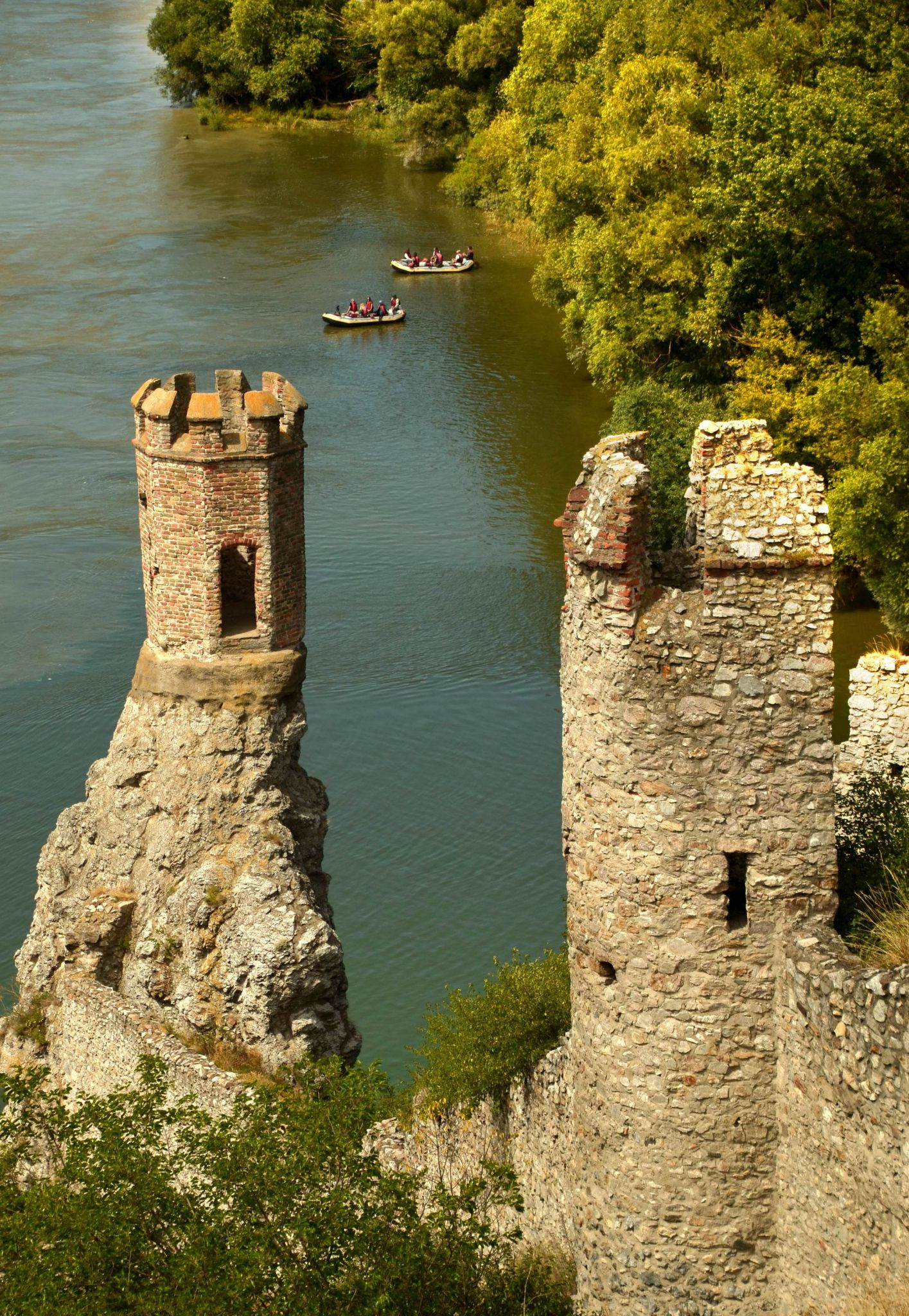 Hradné veže
z hradu Devín pohlad na Moravu a Dunaj
Kľúčové slová: hrad, devín, dunaj, morava, krajina